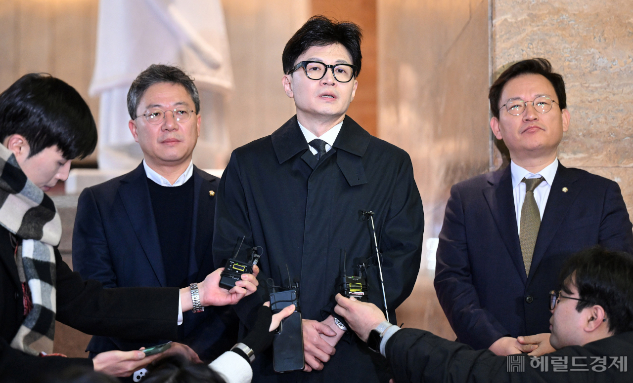 한동훈 국민의힘 비상대책위원장이 22일 서울 여의도 국회에 출근하며 취재진의 질의에 답하고 있다.