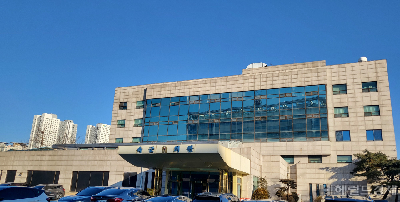 국방부가 23일 30년 넘게 운영한 육군회관을 리모델링해 간부숙소로 활용하겠다고 밝혔다. 육군회관 전경. [오상현 기자]