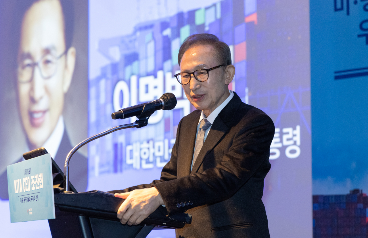 이명박 전 대통령이 23일 삼성동 인터컨티넨탈 코엑스에서 개최된 제176회 KITA CEO 조찬회에서 강연을 하고 있다. [무협 제공]