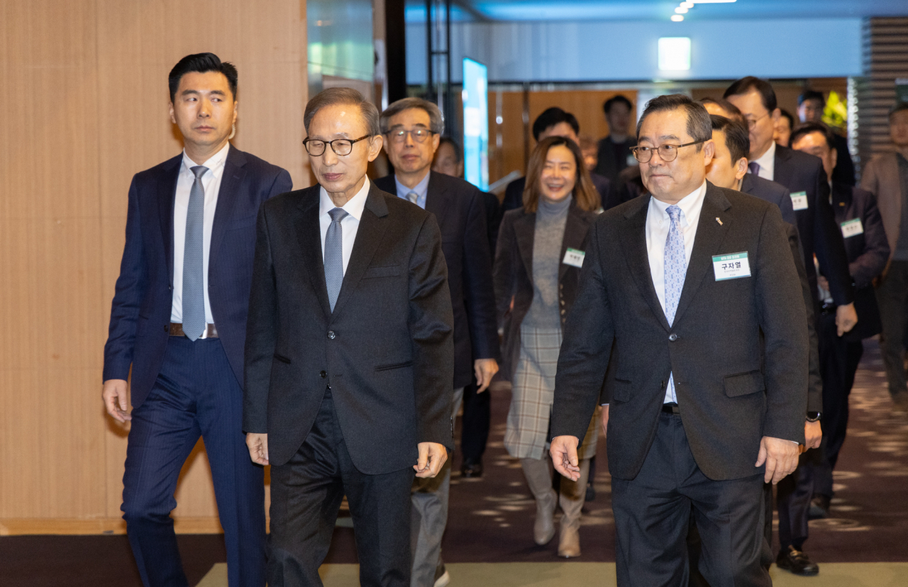 이명박(사진왼쪽 두번째) 전 대통령과 구자열 한국무역협회 회장(오른쪽)이 23일(화) 삼성동 인터컨티넨탈 코엑스에서 개최된 제176회 KITA CEO 조찬회에 참석하기 위해 이동하고 있다. [무협 제공]