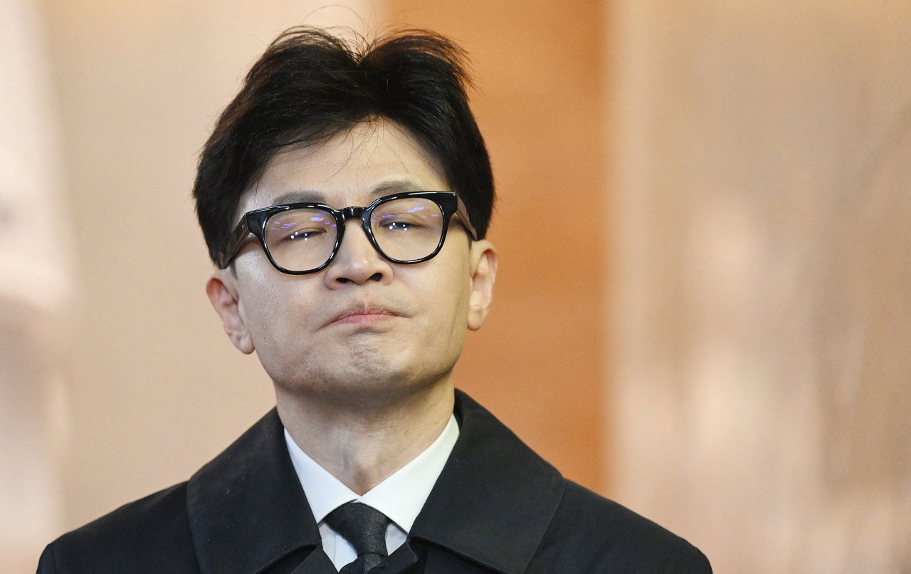 한동훈 국민의힘 비상대책위원장이 지난 22일 서울 여의도 국회에 출근하며 취재진의 질의에 답하고 있다. 한 위원장은 전날 대통령실의 사퇴를 요구에 “국민 보고 나선 길, 할 일을 하겠다”며 사퇴를 거부했다. 이상섭 기자
