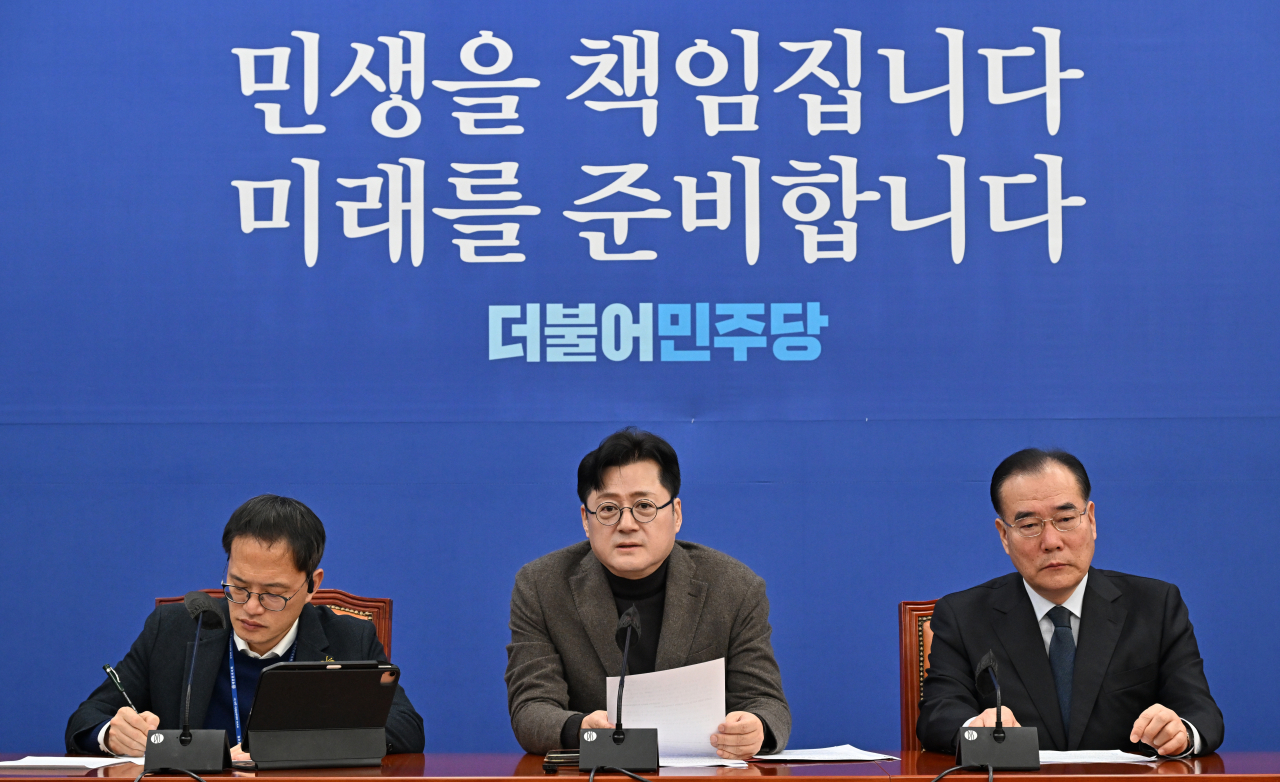 홍익표(가운데) 더불어민주당 원내대표가 23일 서울 여의도 국회에서 열린 원내책회의에 참석해 발언하고 있다. 임세준 기자