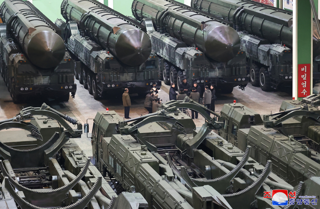 자료사진. 김정은 북한 국무위원장이 대륙간탄도미사일(ICBM) 발사대 생산 공장을 둘러보며 전략미사일 전력을 과시하는 모습. [연합]
