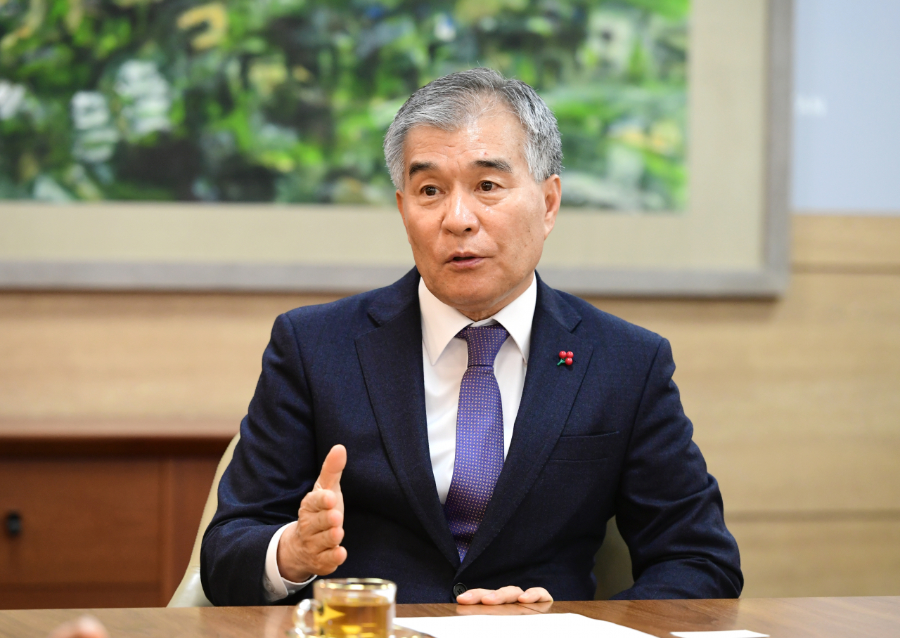 김현기 서울시의회 의장(사진)은 23일 서울 중구 시의회 의원회관에서 신년 기자간담회를 갖고 “서울의 가장 심각한 문제는 저출생 현상”이라면서 “이를 해결하기 위해 서울시 저출생 정책의 소득 기준 제한을 모두 없애는 방안을 추진하겠다”고 말했다.[서울시의회 제공]