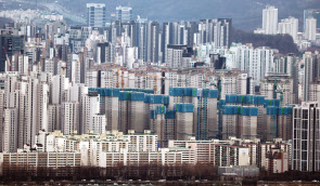 21일 한국부동산원 임대차 시장 사이렌에 따르면 지난해 12월 서울지역 연립·다세대(빌라)의 전세가율은 평균 68.5%로, 지난해 8월 부동산원이 전세가율 집계를 공개하기 시작한 이후 최저치를 기록했다. 사진은 이날 서울 시내 빌라 밀집 지역의 모습. [연합]