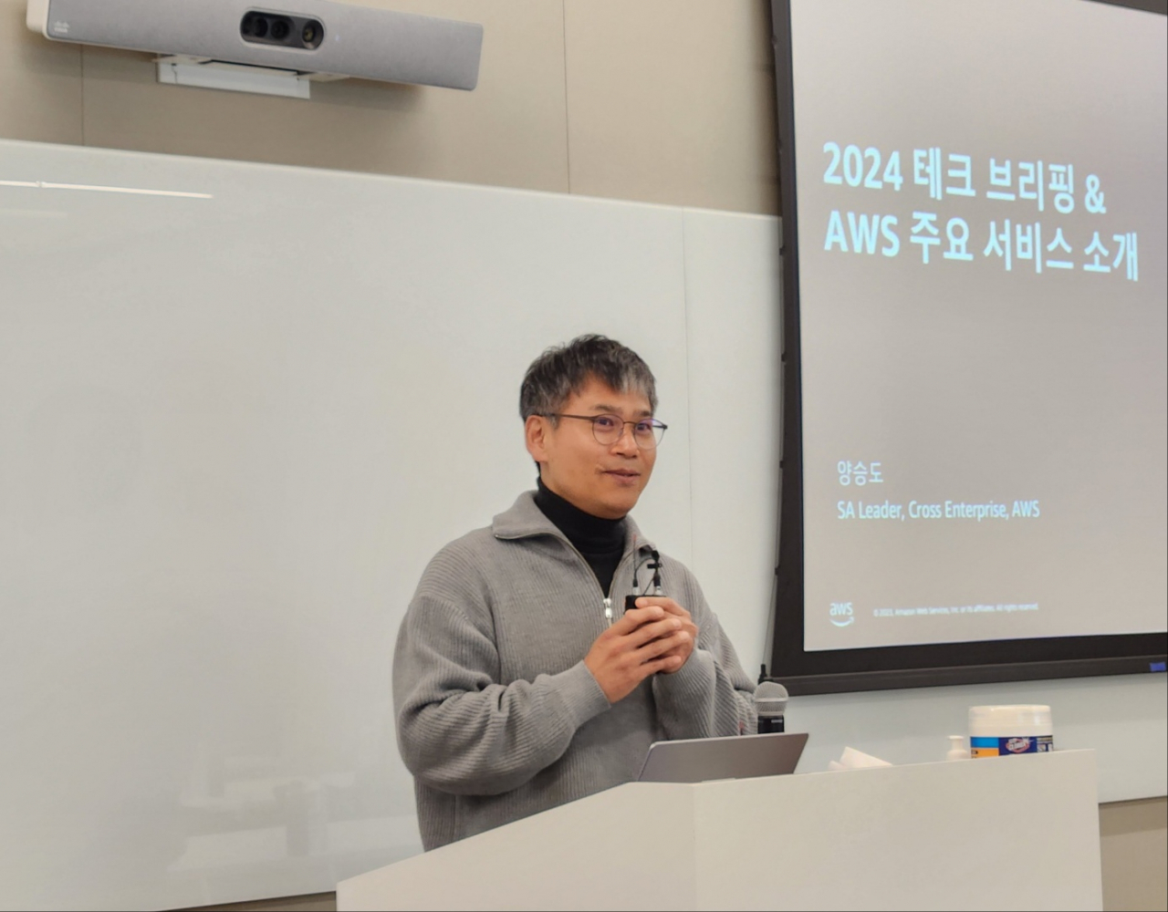 양승도 아마존웹서비스(AWS) 솔루션즈 아키텍트(SA) 리더가 23일 ‘2024 테크 브리핑’에서 발언하고 있다. [권제인 기자/eyre@]