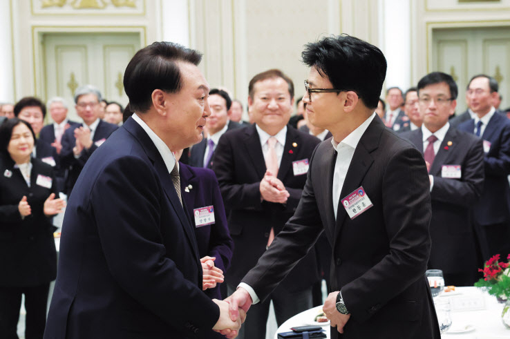 윤석열 대통령이 지난 3일 청와대 영빈관에서 열린 2024년 신년 인사회에서 한동훈 국민의힘 비상대책위원장과 악수하고 있다. [대통령실 제공]