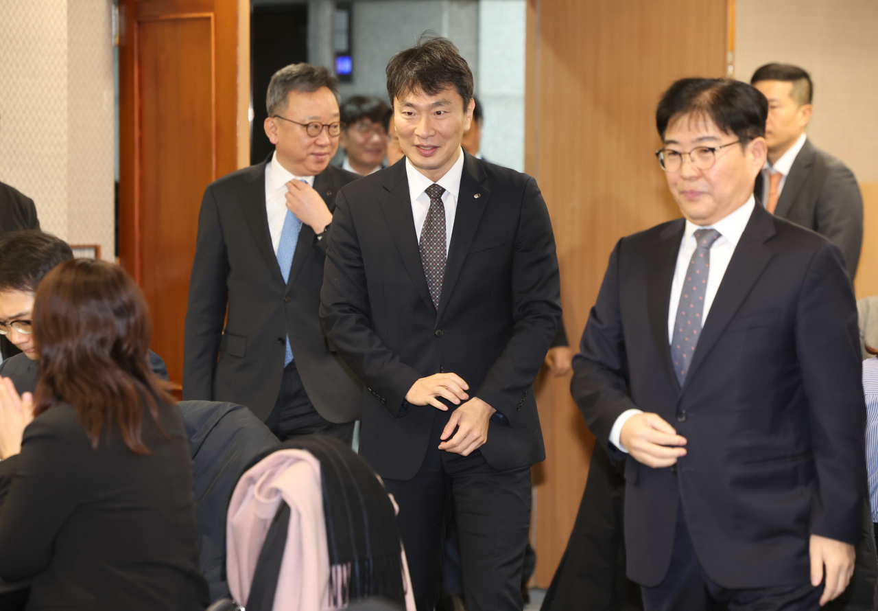 이복현 금융감독원장(가운데) [연합]