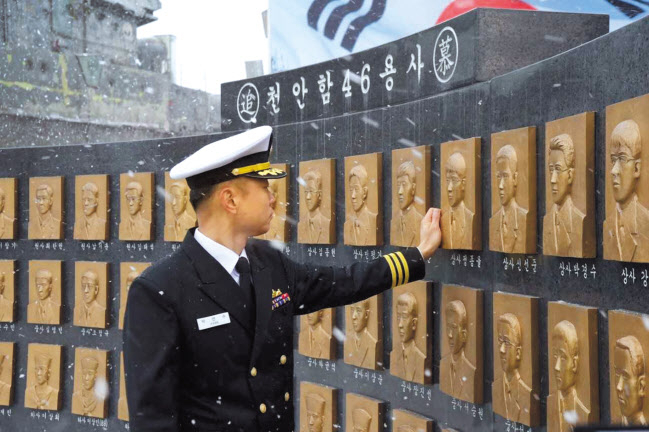 천안함 피격 당시 천안함(PCC·1000t급) 작전관으로 근무했던 박연수 중령(당시 대위)이 최신예 호위함으로 부활한 천안함(FFG-Ⅱ·2800t급) 함장이 됐다. 박 함장이 22일 해군 2함대사령부 천안함 46용사 추모비에서 천안함 46용사 부조상을 둘러보고 있다. [해군 제공]