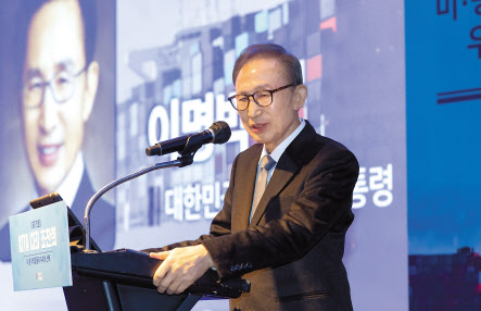 이명박 전 대통령이 23일 삼성동 인터컨티넨탈 코엑스에서 열린 제176회 KITA CEO 조찬회에서 강연을 하고 있다. [무협 제공]