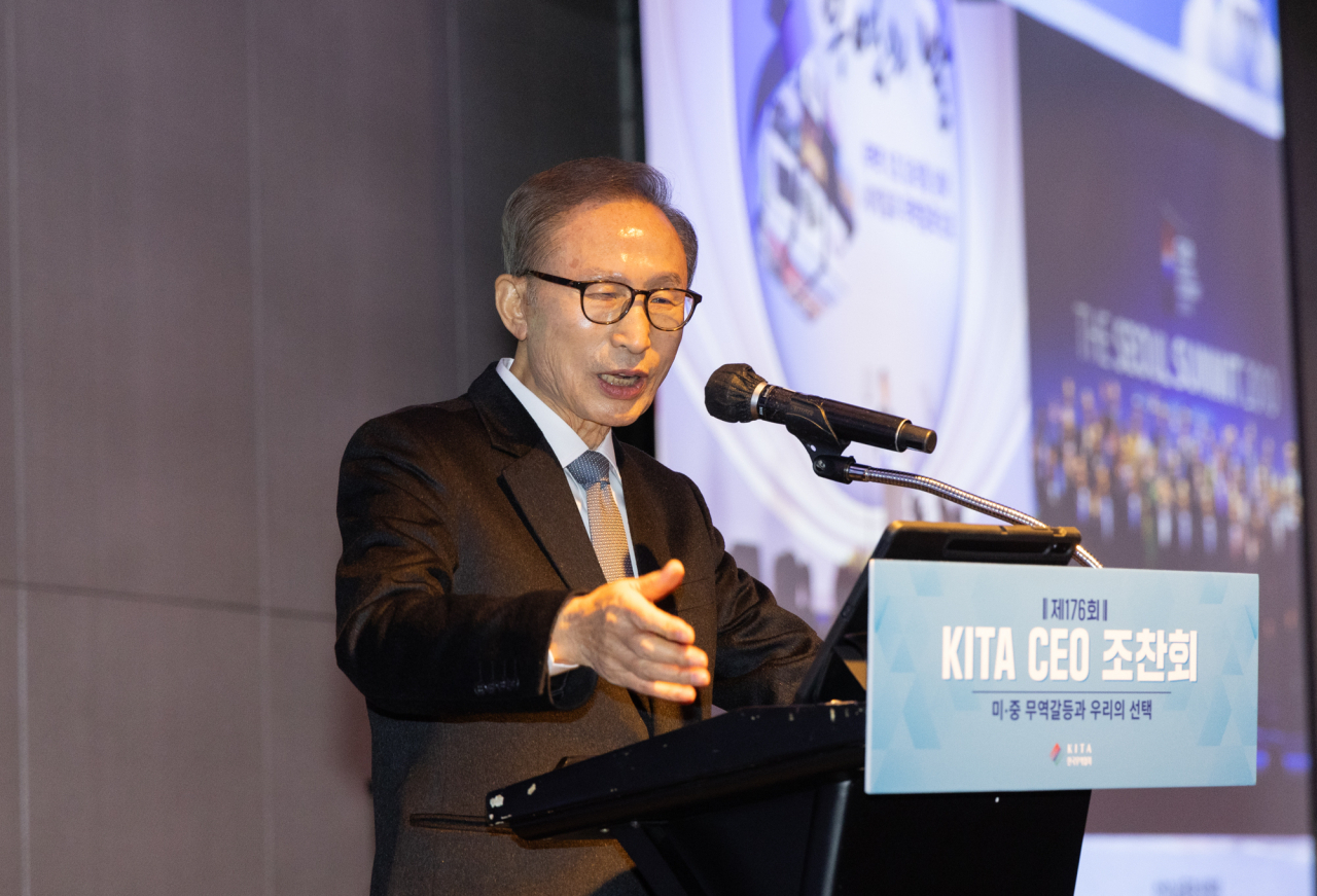 이명박 전 대통령이 23일 삼성동 인터컨티넨탈 코엑스에서 개최된 제176회 KITA CEO 조찬회에서 강연을 하고 있다. [무협 제공]