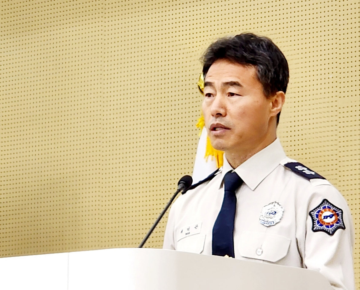 배덕곤 소방청 기획조정관이 ‘소방공무원 채용방식 개선’ 브리핑을 하고 있다.