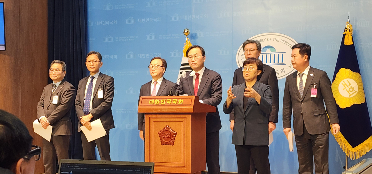 이동근(왼쪽 세번째부터) 경총 상근부회장과 홍석준 국민의힘 의원, 그외 경제 6단체 대표자들이 23일 국회 소통관에서 열린 기자회견에서 기자들의 질문에 답하고 있다. [김성우 기자]