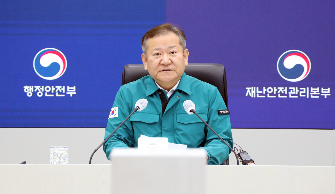 이상민 행정안전부 장관이 23일 오전 정부세종청사 중앙재난안전상황실에서 서천특화시장 화재와 관련한 긴급 대책회의를 주재하고 있다.[연합]