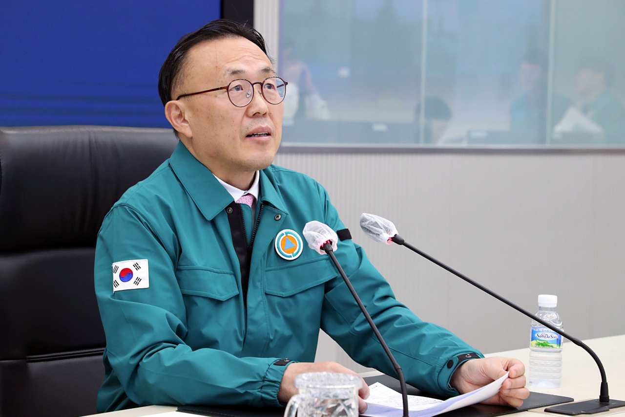 이한경 행정안전부 재난안전관리본부장이 설 명절을 앞두고 23일 정부세종청사에서 전통시장 화재 안전대책 점검회의를 주재하고 있다.[연합]