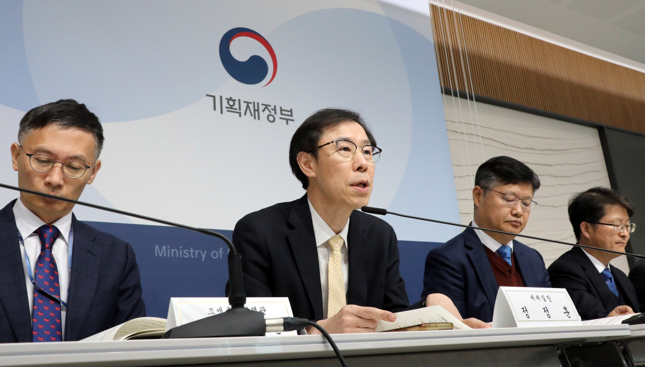 정정훈 기재부 세제실장이 22일 오전 정부세종청사 기재부 브리핑실에서 2023년 세법 개정 후속 시행령 개정안을 설명하고 있다. [연합]