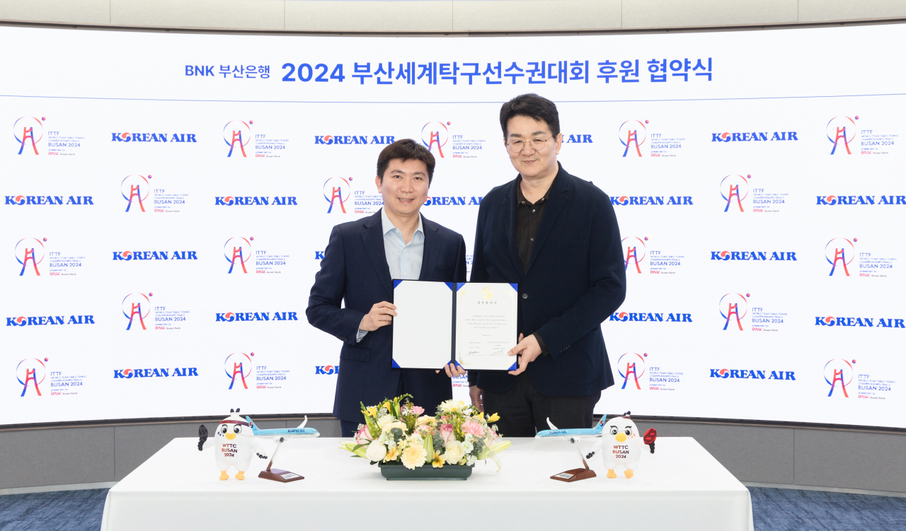 조원태 한진그룹 회장(오른쪽)과 유승민 조직위 공동위원장이 23일 서울 강서구 대한항공 본사에서 열린 ‘2024 부산세계탁구선수권대회 공식 후원 협약식’에서 기념 촬영을 하고 있다.