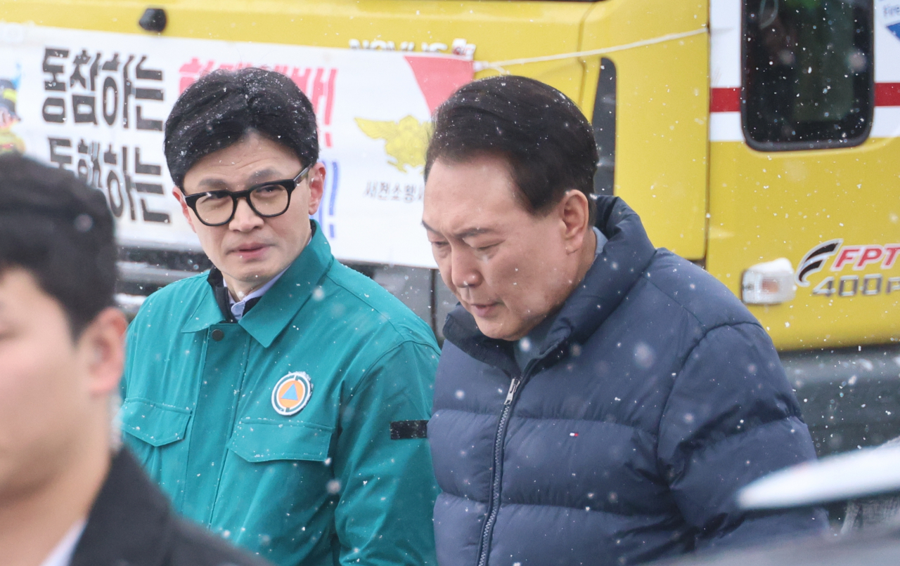 지난 23일 오후 충남 서천군 서천읍 서천특화시장에 방문한 윤석열 대통령과 한동훈 국민의힘 비대위원장이 만나고 있다. [연합]