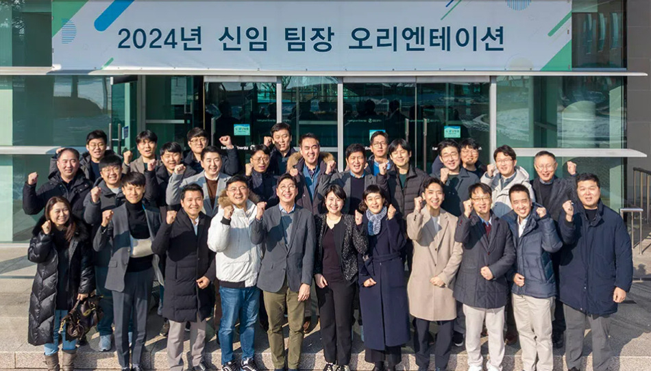 10일 경기도 청평 인재개발원에서 진행된 GS칼텍스 신임 팀장 오리엔테이션에서 허세홍(앞줄 왼쪽 다섯번째) GS칼텍스 사장이 신임 팀장들과 기념사진을 촬영하고 있다. [GS칼텍스 제공]