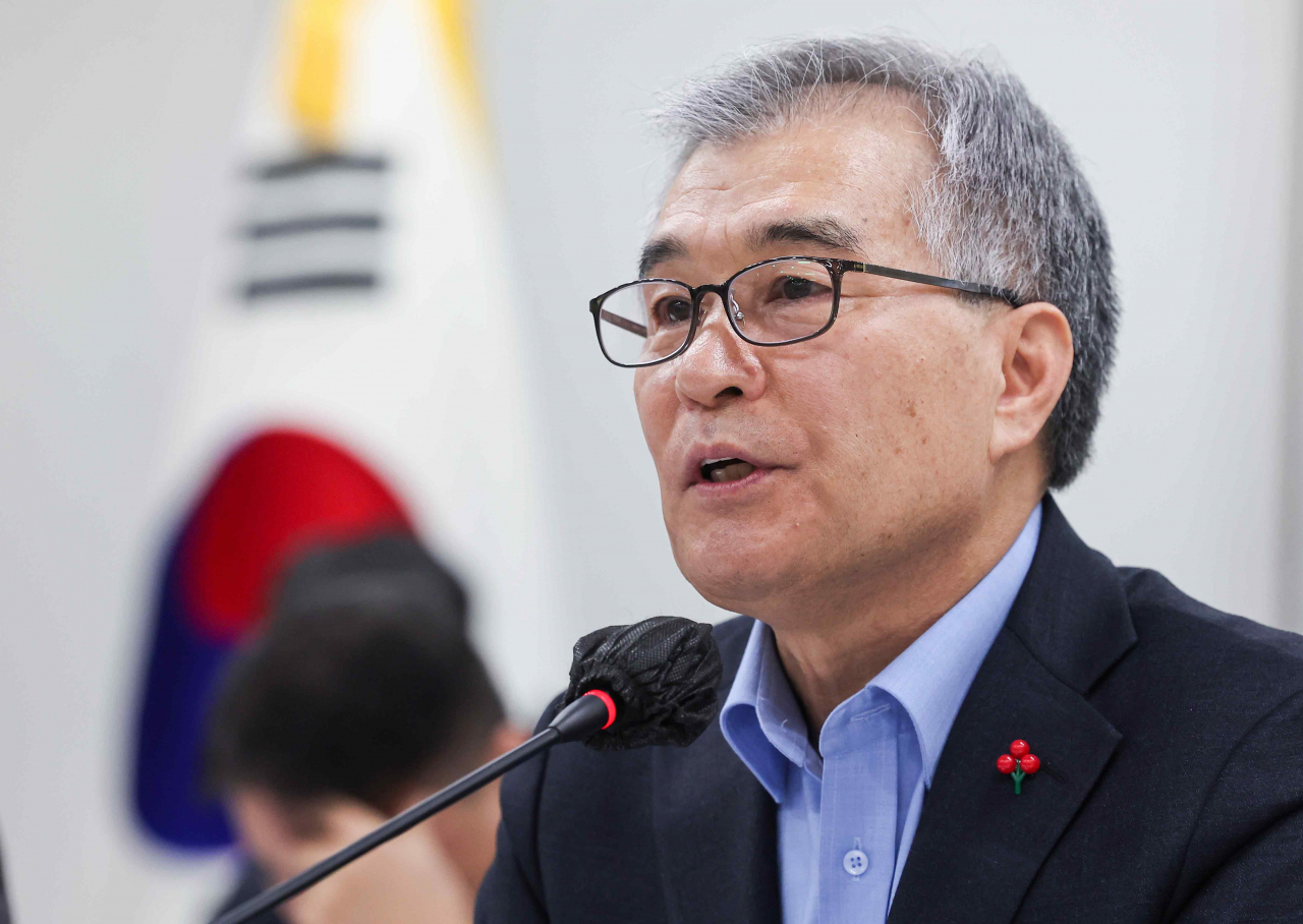김현기 서울시의회 의장이 23일 오전 서울 중구 서울시의회 의원회관에서 열린 신년간담회에서 인사말을 하고 있다. 서울시의회는 이날 간담회에서 자녀 출생 가구 대상 공공주택 공급분 확대 및 소득기준 폐지, 아동수당 지원 연령 상향, 임산부 교통비 확대지급 등을 주요 내용으로 하는 '서울형 저출생 극복모델'을 추진한다고 밝혔다. [연합]