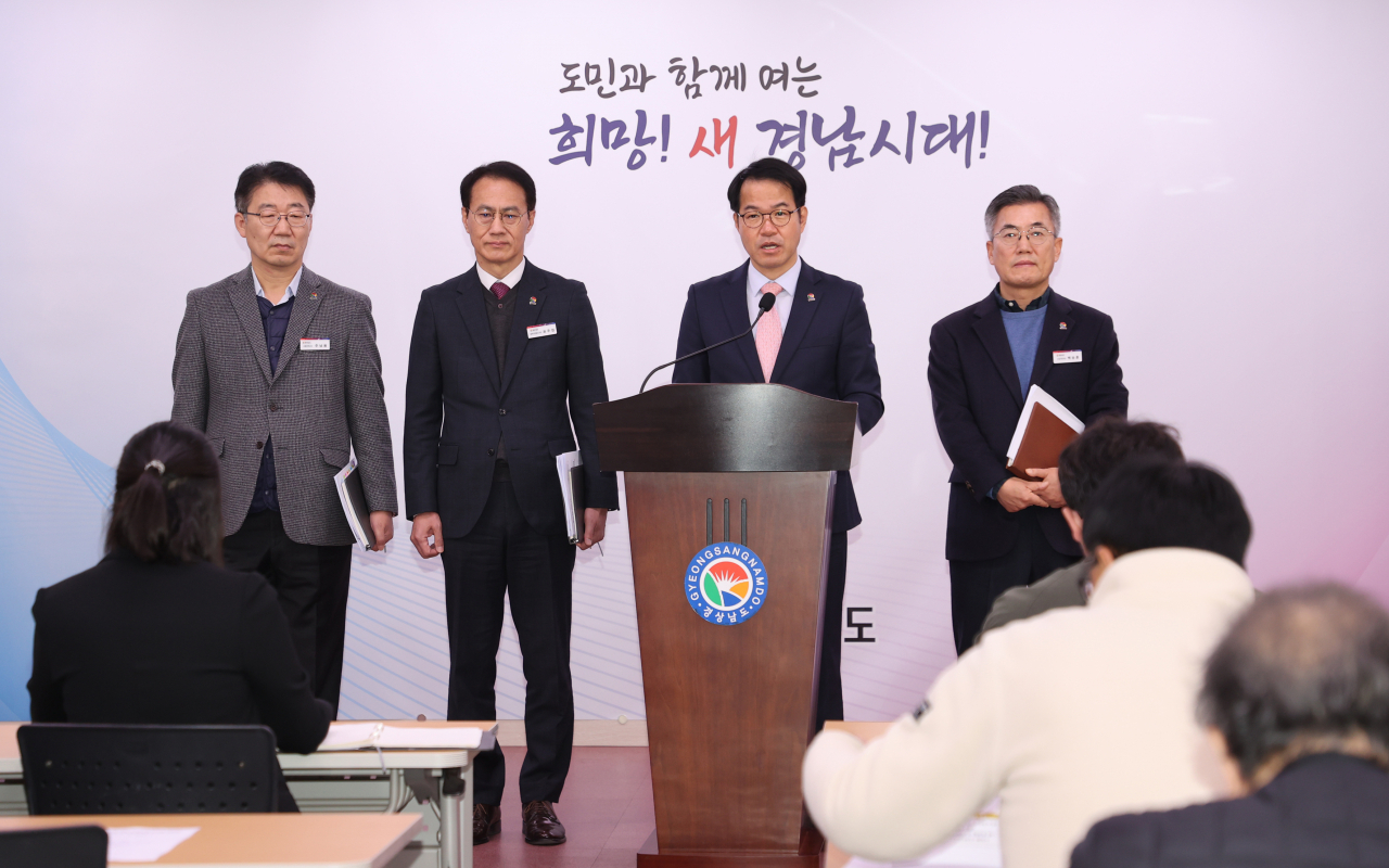김영삼 경남도 교통건설국장(왼쪽에서 세 번째)이 23일 오전 경남도청 프레스센터에서 지역건설산업 지원 종합대책을 발표하고 있다. [사진=경남도]