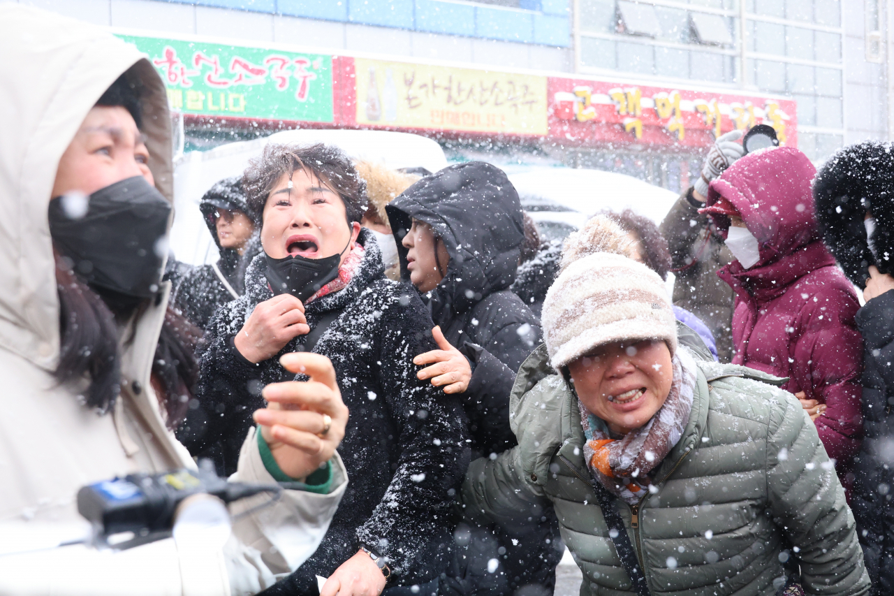 23일 오후 충남 서천군 서천읍 화재 피해를 본 서천특화시장 일부 상인들이 "시장을 방문한 윤석열 대통령이 정작 피해 상인들에게 한 마디 위로나 어떠한 발언도 없이 사진만 찍고 갔다"며 분노를 표출하고 있다. [연합]