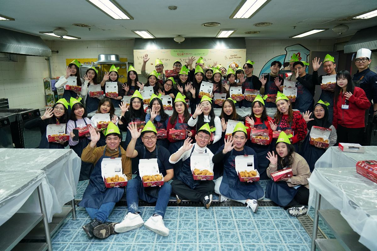 경기도 이천시 치킨대학에서 열린 치킨캠프에 참여한 인도네시아 페트라 크리스천 대학교 국제경영학과 학생들이 기념사진을 촬영하고 있다. [제너시스BBQ 그룹 제공]