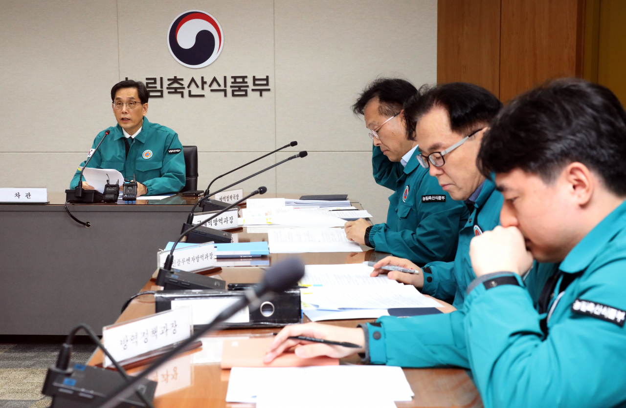 한훈 농식품부 차관이 17일 오전 정부세종청사 농식품부 재난상황실에서 아프리카돼지열병(ASF)·고병원성AI 방역상황 점검회의를 주재하고 있다.[연합]