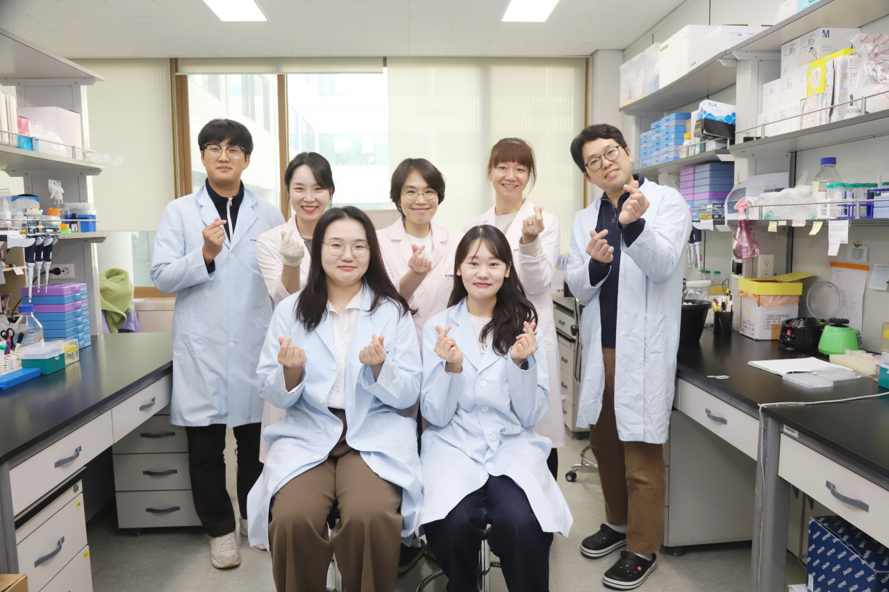 이번 연구를 수행한 정초록(뒷줄 가운데) 박사 연구팀.[한국생명공학연구원 제공]