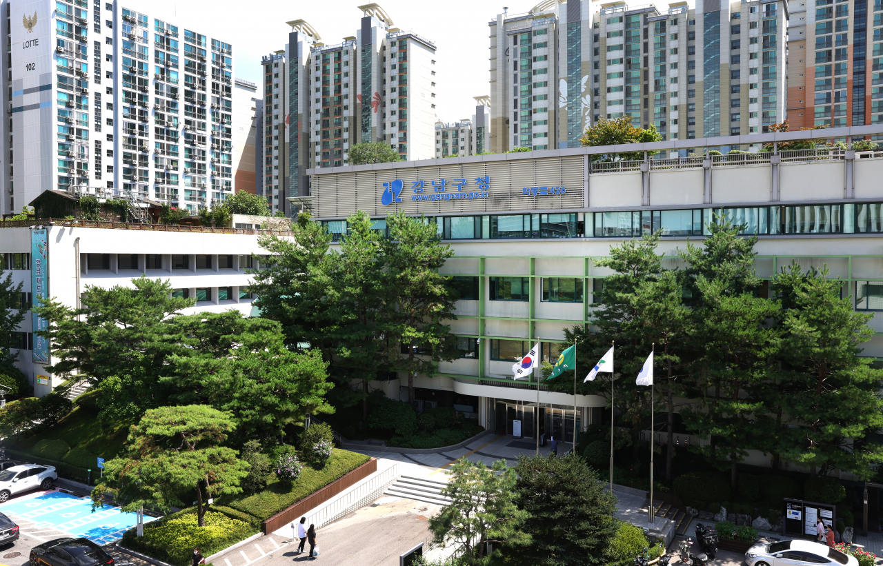 서울 강남구는 첫째 아이를 낳으면 소득 기준과 무관하게 누구든 현금과 바우처 등으로 첫달 최대 740만원을 지원한다고 24일 밝혔다. 강남구청 청사 전경.[강남구 제공]