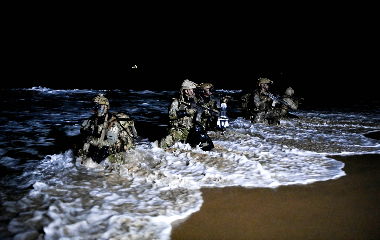 해군특수전전단 특전요원(UDT·SEAL)들이 16일부터 25일까지 혹한기 훈련을 실시중이다. 훈련은 북한의 최근 고강도 위협 속 적진 깊숙이 침투해 적을 응징하는 해상침투 절차를 숙달하고 어떤 상황에서도 임무를 완수할 수 있는 특수작전태세를 확립하기 위해 마련됐다. 지난 17일 강원도 동해안 일대에서 진행된 해안침투 훈련 모습. [해군 제공]