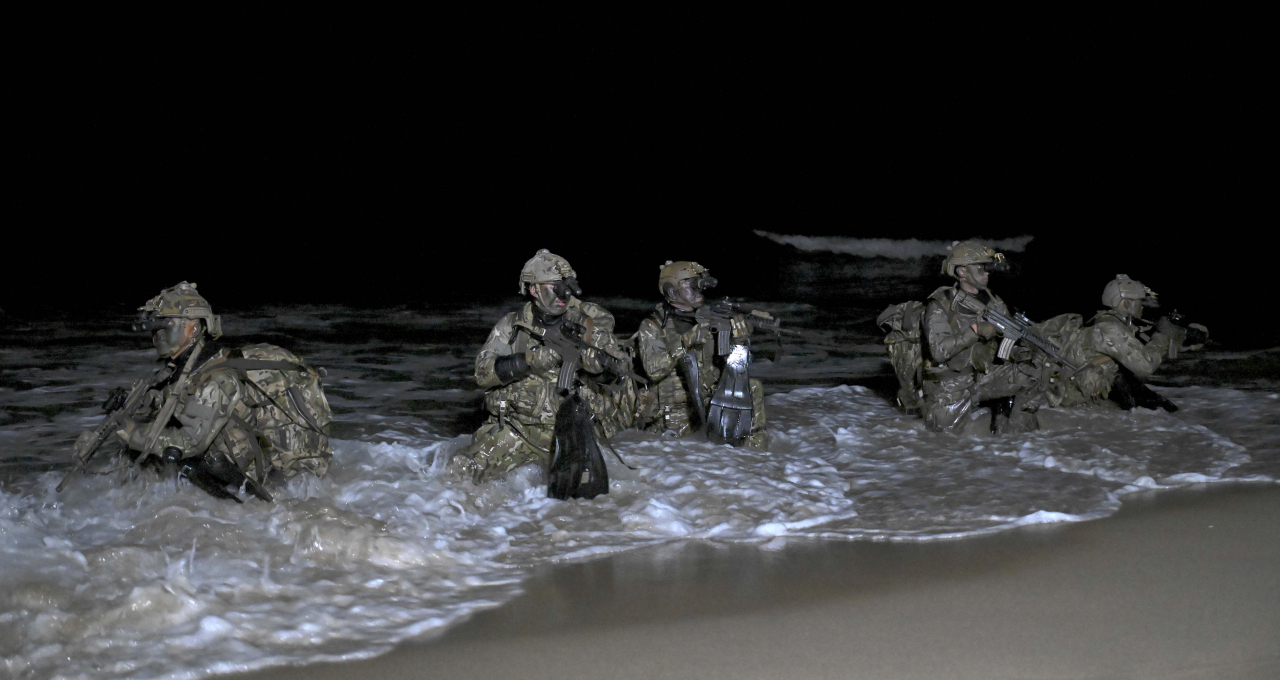 해군특수전전단 특전요원(UDT·SEAL)들이 16일부터 25일까지 혹한기 훈련을 실시중이다. 훈련은 북한의 최근 고강도 위협 속 적진 깊숙이 침투해 적을 응징하는 해상침투 절차를 숙달하고 어떤 상황에서도 임무를 완수할 수 있는 특수작전태세를 확립하기 위해 마련됐다. 지난 17일 강원도 동해안 일대에서 진행된 해안침투 훈련 모습. [해군 제공]