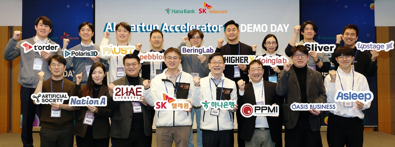 지난 23일 서울 코엑스에서 열린 ‘AI 스타트업 액셀러레이터 1기’ 데모데이 행사에 참석한 정재욱(왼쪽에서 다섯 번째) 하나은행 디지털신사업본부 본부장, 강세원(왼쪽에서 네 번째) SK텔레콤 ESG 추진 담당이 참여업체 대표들과 기념촬영을 하고 있다.[하나은행 제공]