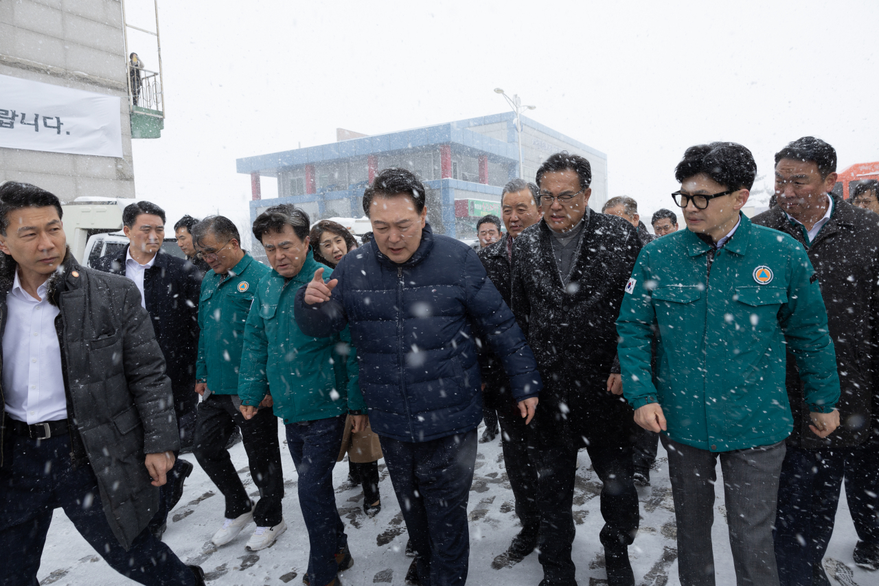 윤석열 대통령이 23일 충남 서천군 서천읍 서천특화시장 화재 현장에서 국민의힘 한동훈 비상대책위원장과 만나 피해 상황을 둘러보고 있다. [연합]