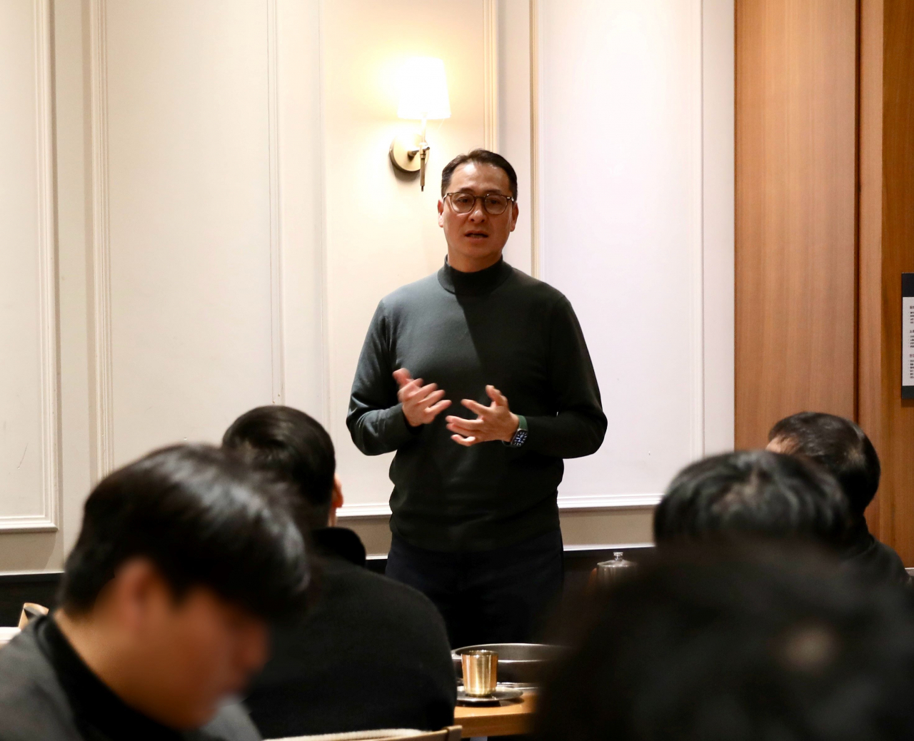송호섭 bhc치킨 대표이사가 간담회에 참석한 수도권 가맹점주들에게 운영 계획을 전하고 있다. [bhc치킨 제공]