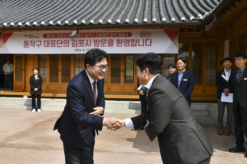 김병수 김포시장〈좌측〉이 지난해 4월 서울 동작구와 자매결연 협약을 체결하기 위해 김포시를 방문한 박일하 동작구청장과 인사를 하고 있다 .