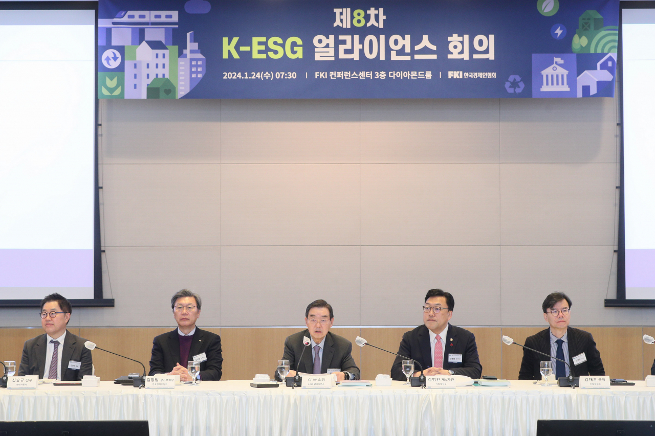 김윤(가운데) K-ESG 얼라이언스 의장이 24일 FKI타워 컨퍼런스센터에서 열린 제8차 K-ESG 얼라이언스 회의에서 인사말을 하고 있다. 신승규(왼쪽부터) 현대자동차 전무, 김창범 한국경제인협회 부회장, 김윤 K-ESG 얼라이언스 의장, 김병환 기획재정부 1차관, 김재훈 기획재정부 미래전략국장. [한국경제인협회 제공]