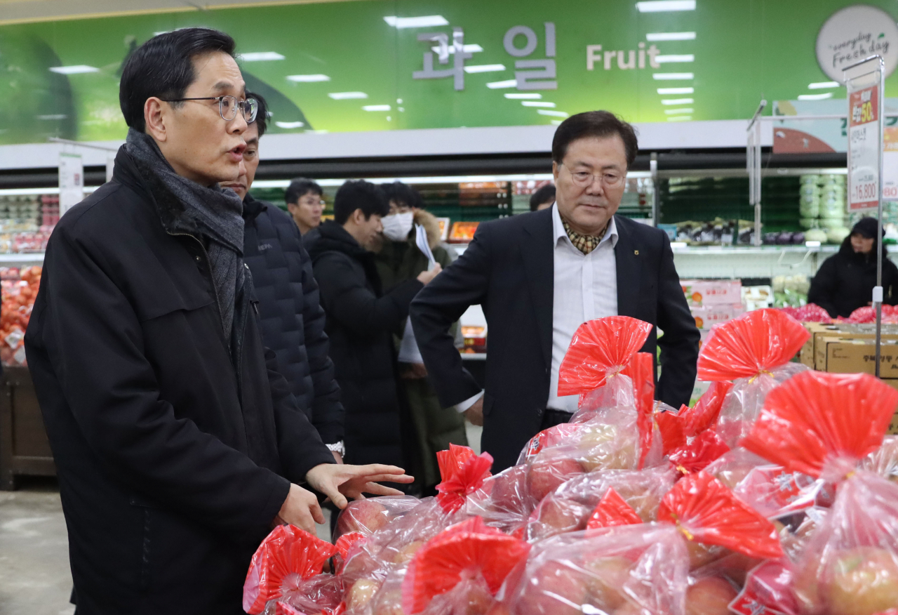 한훈 농림축산식품부 차관이 22일 충북 청주 소재 농협유통 청주점을 방문해 설 명절 성수품 수급 상황을 점검하고 있다. [연합]