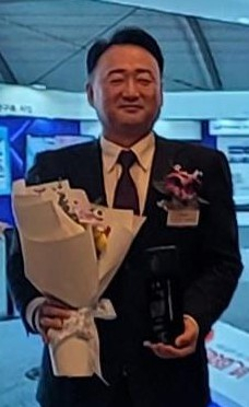 오인선 대표이사가 지난 23일 ‘2024 소비자가 뽑은 가장 신뢰하는 브랜드(드론 부문) 대상’을 수상하며 기념포즈를 취하고 있다.