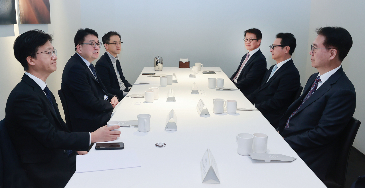 최남호(왼쪽 두번째) 산업통상자원부 2차관이 24일 오전 서울 중구 컨퍼런스 하우스 달개비에서 진행된 ‘석유업계 대표 간담회’를 주재하고 있다. [산업통상자원부 제공]