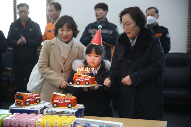 고(故) 허승민 소방위의 자녀 허소윤(8) 양의 생일 파티. [태백소방서]