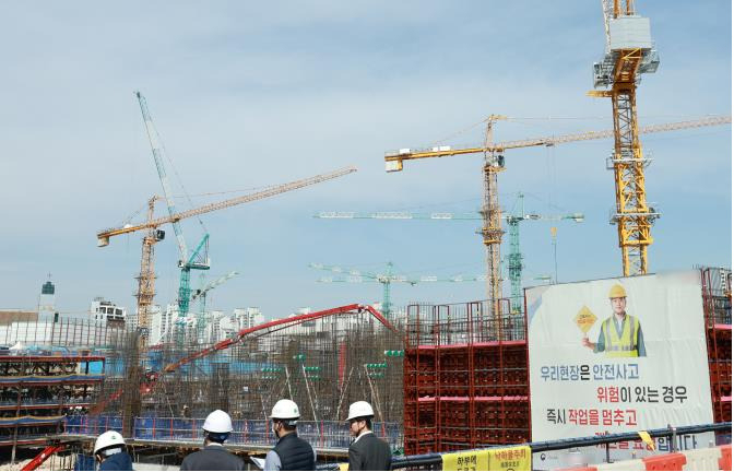 오는 27일부터 50인 미만 사업장에 대해서도 중대재해처벌법이 적용될 예정이다. 제조업, 건설업, 요식업을 가리지 않고 영세업체들에 비상이 걸렸다. 사진은 기사와 직접적 연관 없음 [연합]