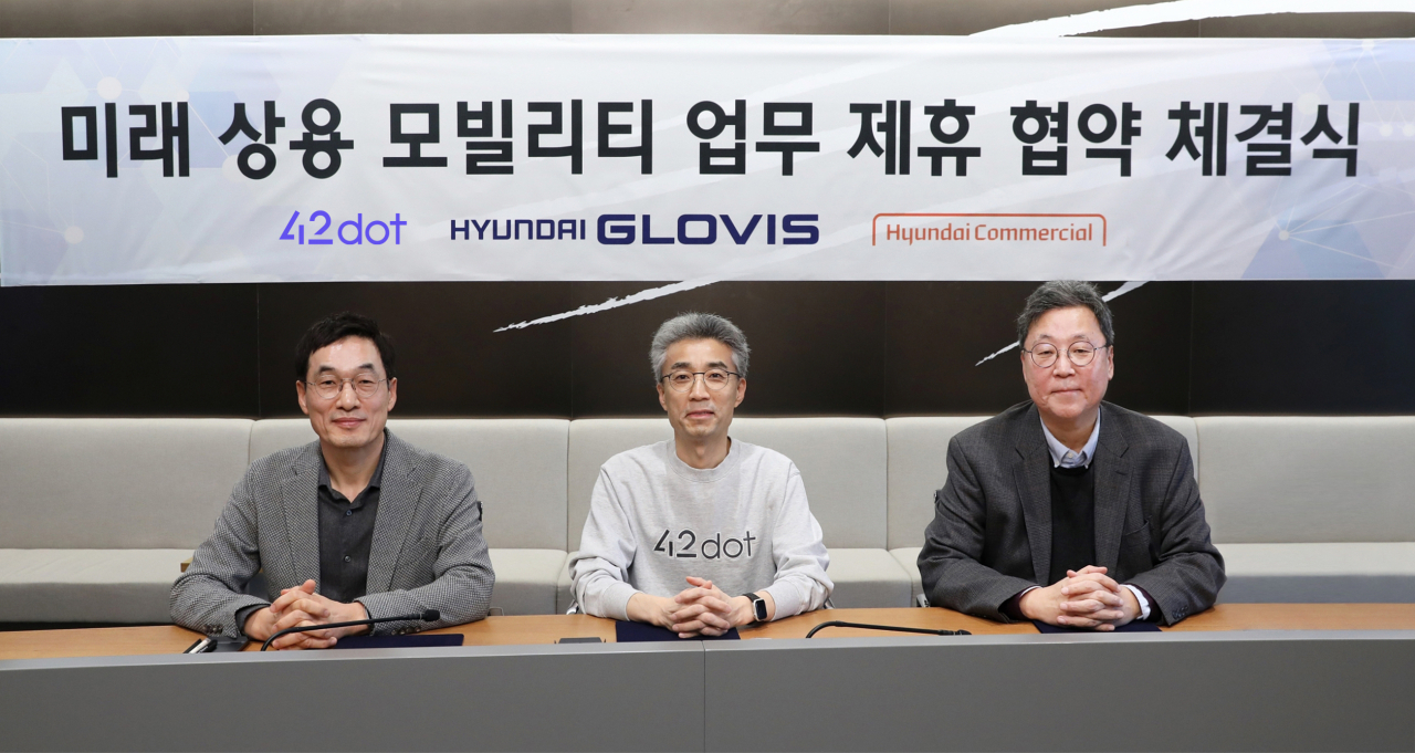 장병식(왼쪽) 현대커머셜 대표와 송창현(가운데) 포티투닷 대표, 이규복 현대글로비스 대표가 23일 오후 서울 성동구 현대글로비스 본사에서 열린 '미래 상용 모빌리티 업무 제휴 협약 체결식'에서 기념 사진을 촬영하고 있다.[현대커머셜 제공]