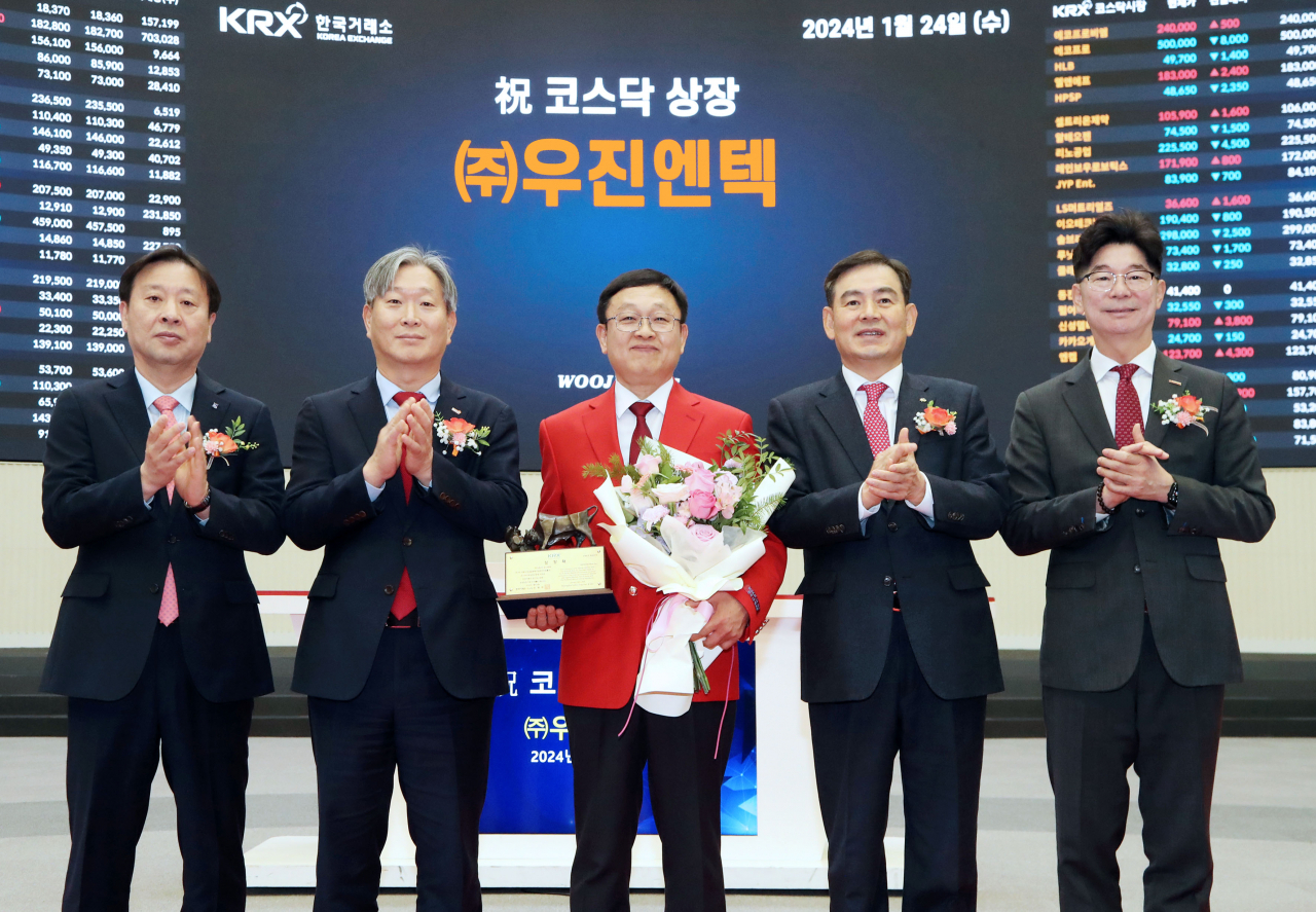 한국거래소 코스닥시장본부는 24일 오전9시 서울사옥 홍보관에서 발전소 계측제어설비 정비 서비스업을 영위하는 (주)우진엔텍의 코스닥시장 상장기념식을 개최했다. (왼쪽부터)유도석 한국IR협의회 상무, 홍순욱 한국거래소 코스닥시장본부장, 신상연 우진엔텍 대표이사, 김성현 KB증권 대표이사, 김준만 코스닥협회 상무 [한국거래소 제공]