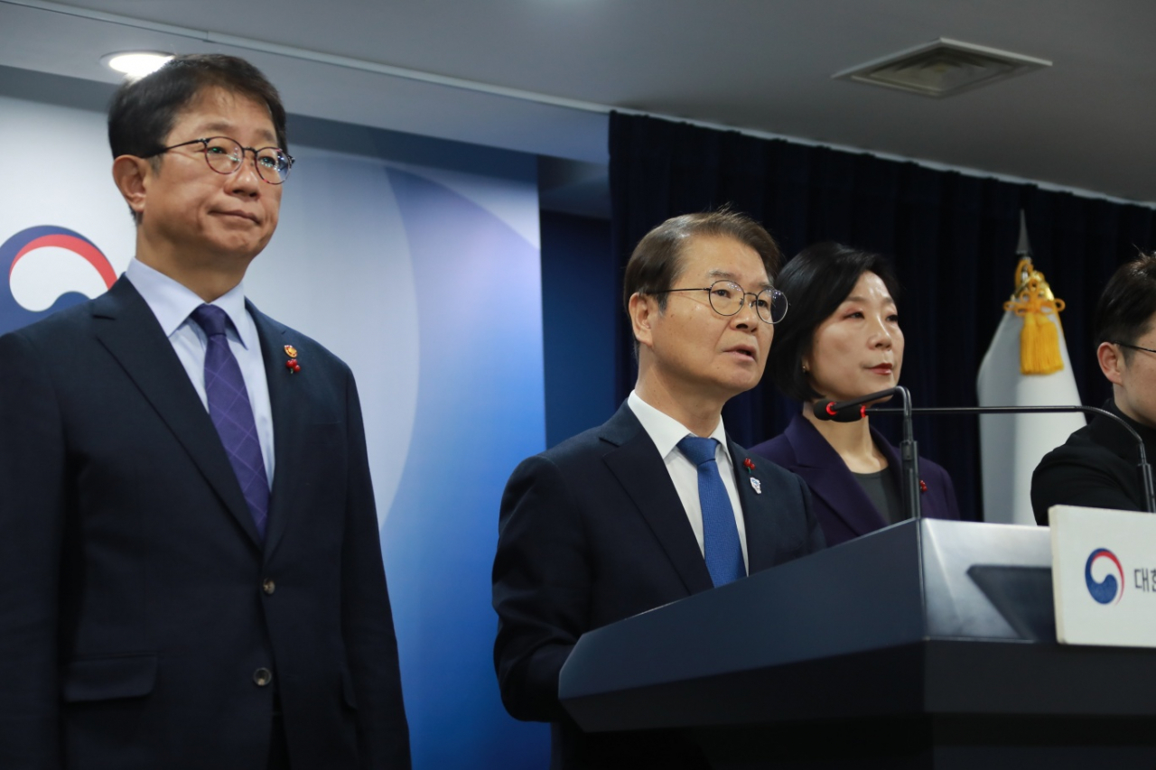 이정식 고용노동부 장관이 24일 정부서울청사에서 오영주 중소벤처기업부 장관, 박상우 국토교통부 장관과 함께 ‘중대재해 처벌 등에 관한 법률 개정안’ 관련 브리핑을 통해 정부 입장을 발표하고 있다. [고용노동부 제공]