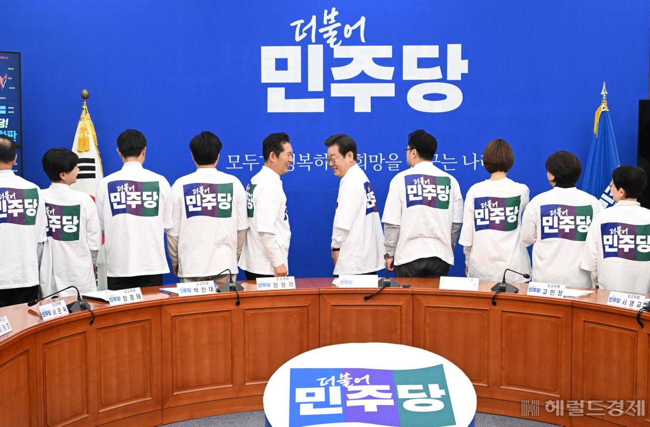 이재명 더불어민주당 대표를 비롯한 최고위원이 24일 오전 서울 여의도 국회에서 열린 새 PI(Party Identity) 선포식에 참석해 당의 새 로고와 상징을 공개하고 있다. 이상섭 기자