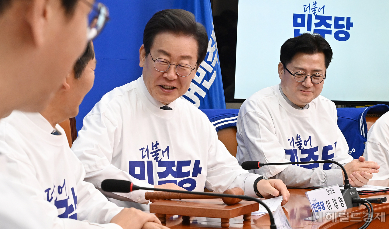 이재명 더불어민주당 대표가 24일 오전 서울 여의도 국회에서 열린 새 PI(Party Identity) 선포식에 참석해 모두발언을 하고 있다. 이상섭 기자