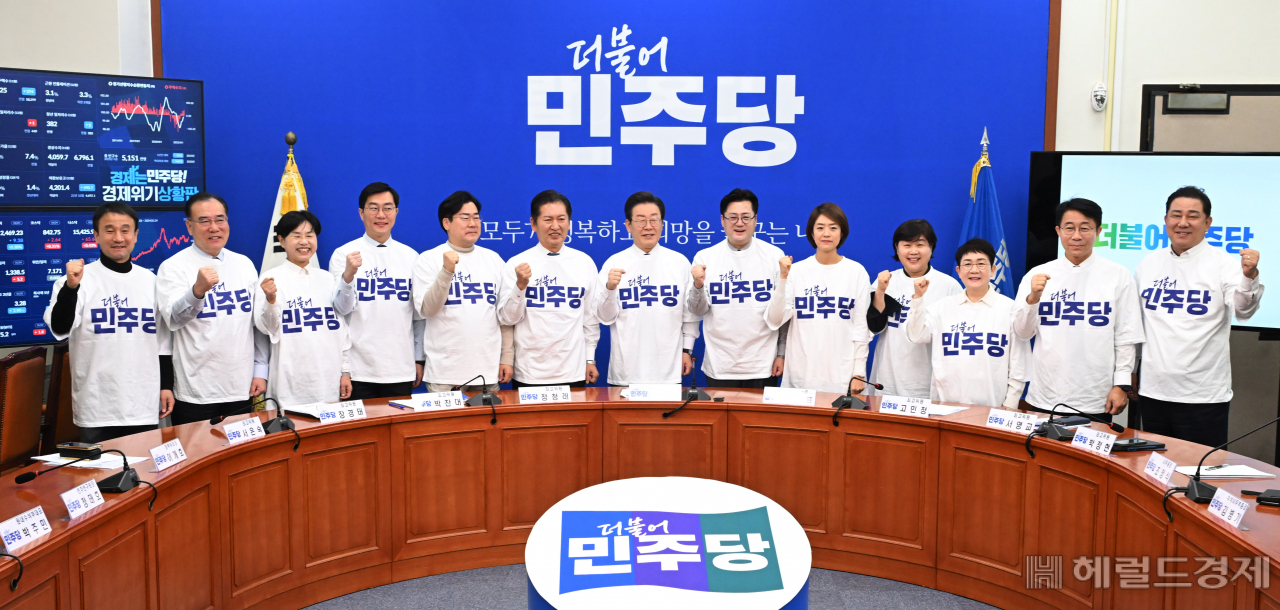 이재명 더불어민주당 대표를 비롯한 최고위원이 24일 오전 서울 여의도 국회에서 열린 새 PI(Party Identity) 선포식에 참석해 당의 새 로고와 상징을 공개하고 기념촬영을 하고 있다. 이상섭 기자