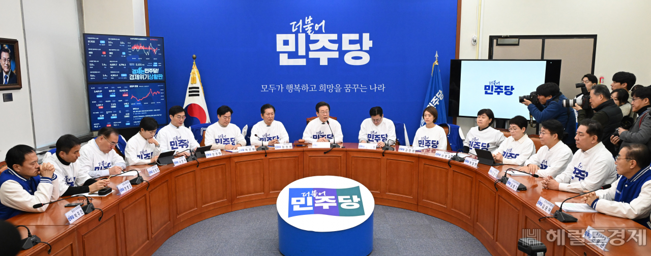 이재명 더불어민주당 대표가 24일 오전 서울 여의도 국회에서 열린 새 PI(Party Identity) 선포식에 참석해 모두발언을 하고 있다 이상섭 기자