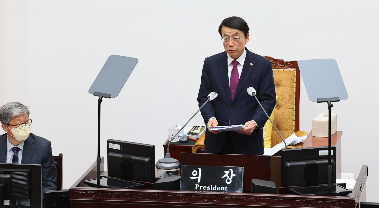 '5.18 폄훼' 논란을 빚은 허식 인천시의회 의장이 23일 오전 인천 남동구 인천시의회 본회의장에서 열린 제292회 임시회 1차 본회의에서 신상발언을 하고 있다.[연합]